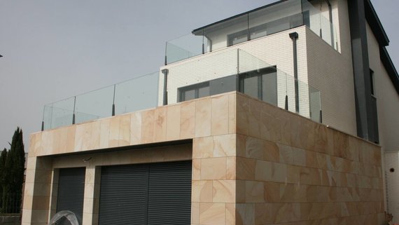 VIVIENDAS EN ARENISCA DORADA DE LOS PINARES